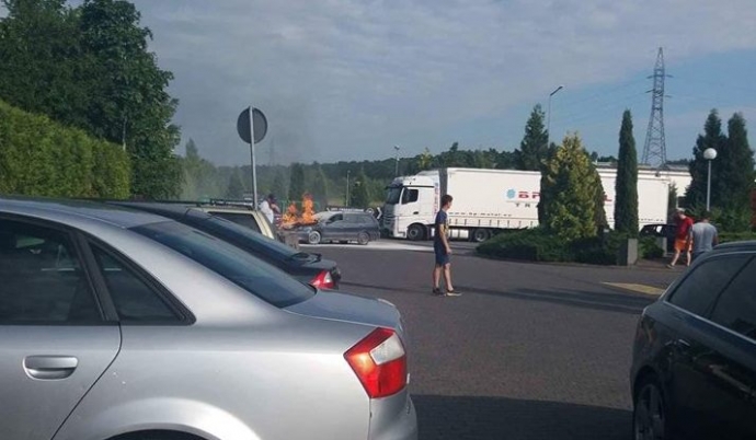 1/3 Palił się fiat na parkingu stacji paliw