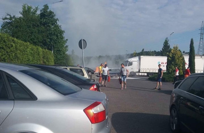 3/3 Palił się fiat na parkingu stacji paliw