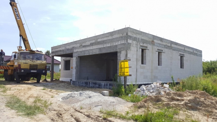 3/3 Belka przygniotła mężczyznę na budowie