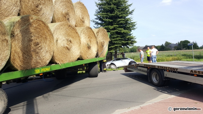 2/7 Ciągnik z sianem wypadł z drogi