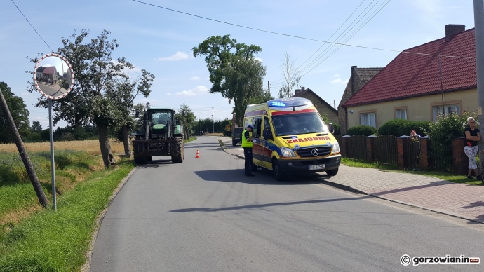 3/7 Ciągnik z sianem wypadł z drogi