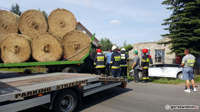 5/7 Ciągnik z sianem wypadł z drogi