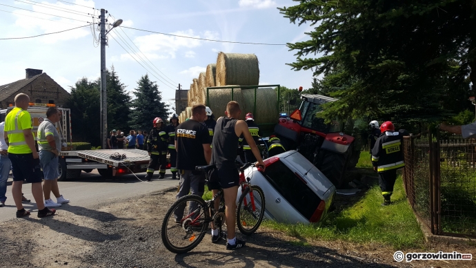 6/7 Ciągnik z sianem wypadł z drogi