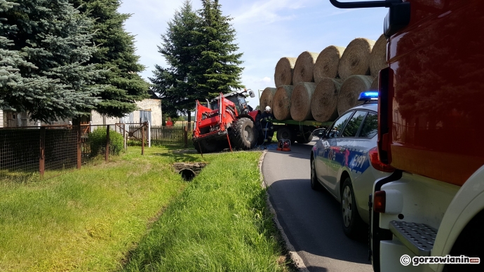 7/7 Ciągnik z sianem wypadł z drogi