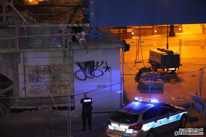 6/6 Nocny spacer po estakadzie kolejowej