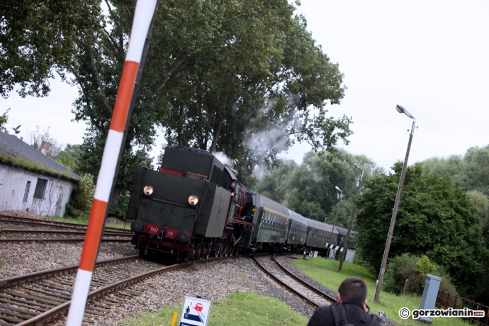 8/11 Ciuchcia na 4 peronie 