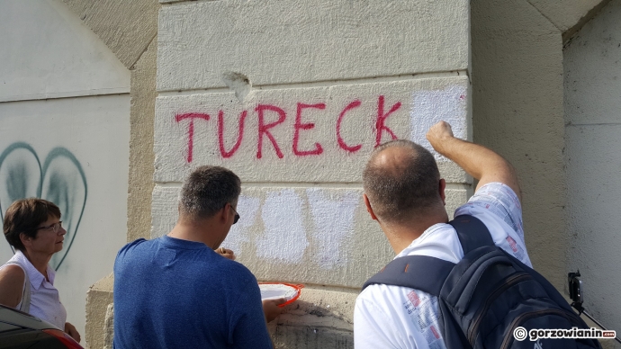 4/16 Zamalowali rasistowskie napisy na bulwarze