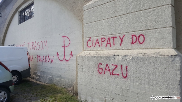 5/16 Zamalowali rasistowskie napisy na bulwarze