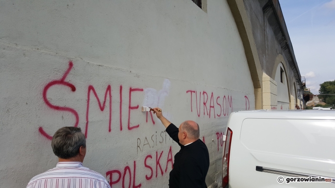 8/16 Zamalowali rasistowskie napisy na bulwarze