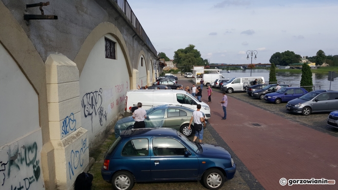 13/16 Zamalowali rasistowskie napisy na bulwarze