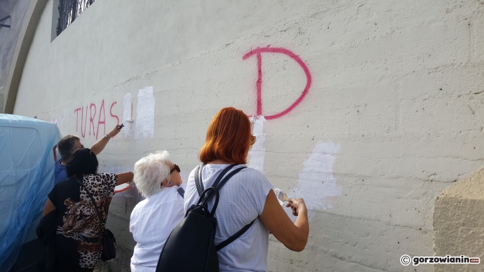 15/16 Zamalowali rasistowskie napisy na bulwarze