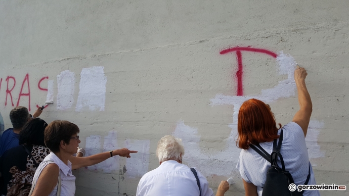 16/16 Zamalowali rasistowskie napisy na bulwarze