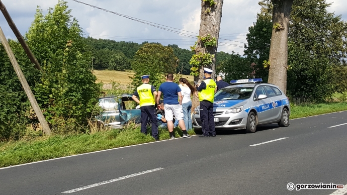 3/4 Toyota roztrzaskała się o drzewo