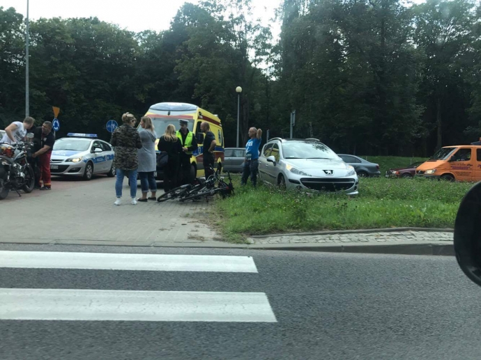 1/4 Potrącenie rowerzystki na rondzie Ofiar Katynia