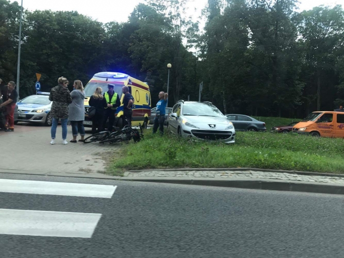 3/4 Potrącenie rowerzystki na rondzie Ofiar Katynia