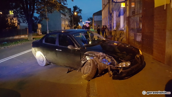 4/6 Kierowca rozwalił alfę romeo o drzewo