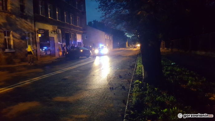 5/6 Kierowca rozwalił alfę romeo o drzewo