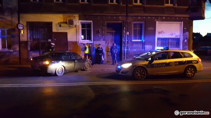 6/6 Kierowca rozwalił alfę romeo o drzewo