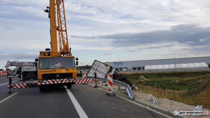 4/13 Wyciąganie ciężarówki z rowu na S3