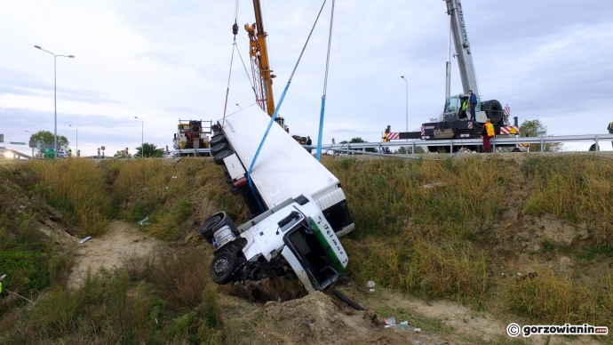 5/13 Wyciąganie ciężarówki z rowu na S3