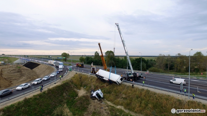 6/13 Wyciąganie ciężarówki z rowu na S3