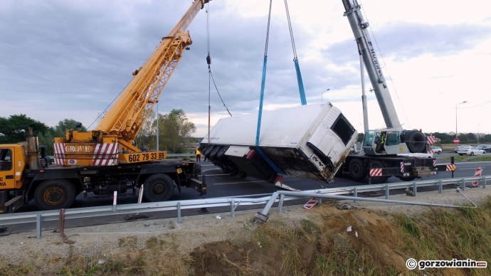 7/13 Wyciąganie ciężarówki z rowu na S3