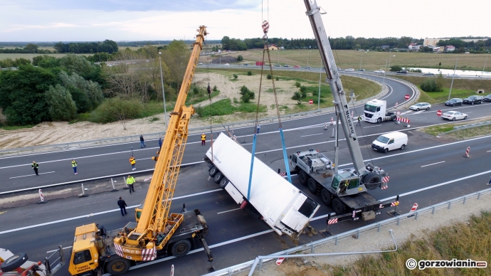 9/13 Wyciąganie ciężarówki z rowu na S3