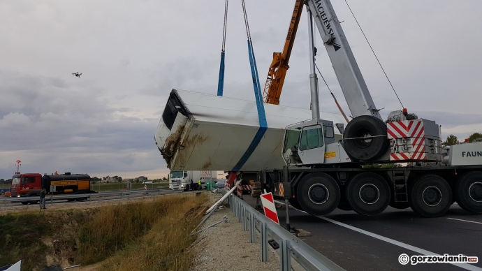 11/13 Wyciąganie ciężarówki z rowu na S3