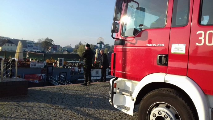 3/9 Strażacy wyciągnęli Fiata Punto z Warty