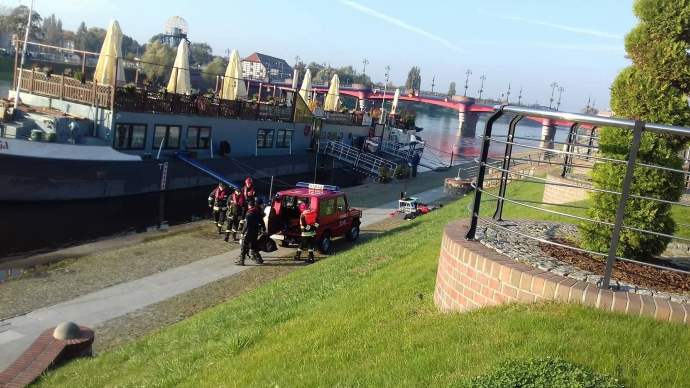 4/9 Strażacy wyciągnęli Fiata Punto z Warty