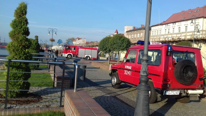 5/9 Strażacy wyciągnęli Fiata Punto z Warty