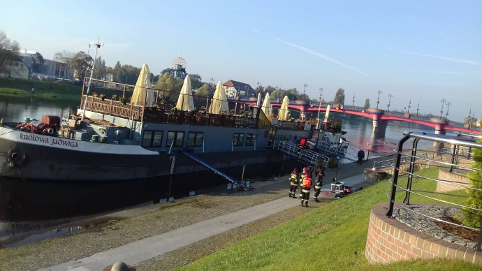 6/9 Strażacy wyciągnęli Fiata Punto z Warty