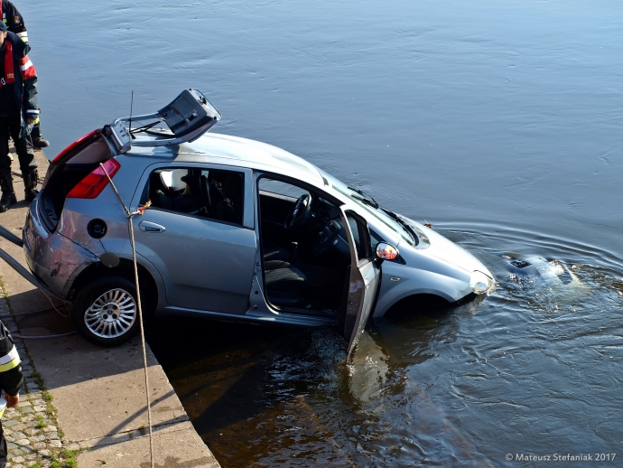 8/9 Strażacy wyciągnęli Fiata Punto z Warty