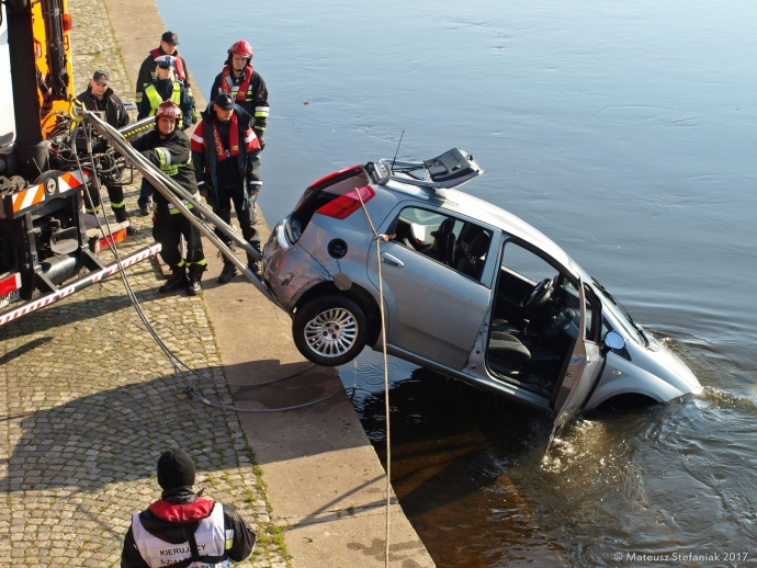 9/9 Strażacy wyciągnęli Fiata Punto z Warty
