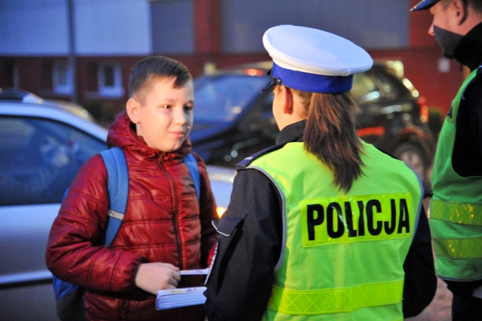 2/17 Policjanci rozdawali odblaski 