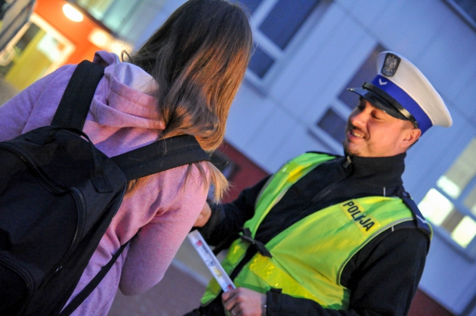 3/17 Policjanci rozdawali odblaski 