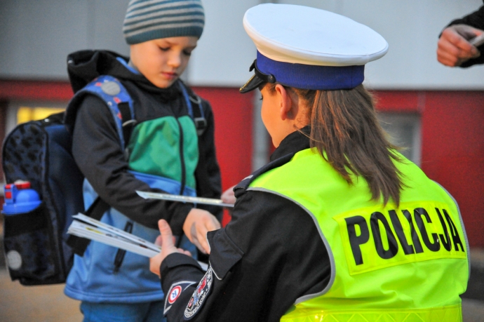 8/17 Policjanci rozdawali odblaski 