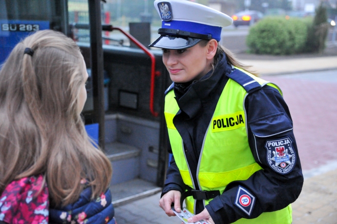 10/17 Policjanci rozdawali odblaski 