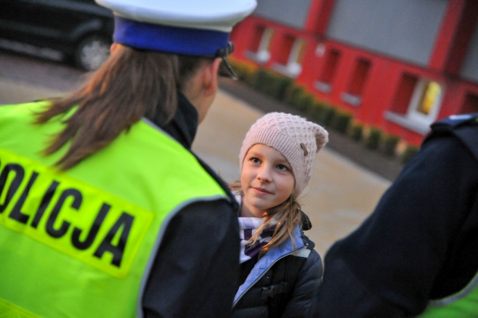 12/17 Policjanci rozdawali odblaski 