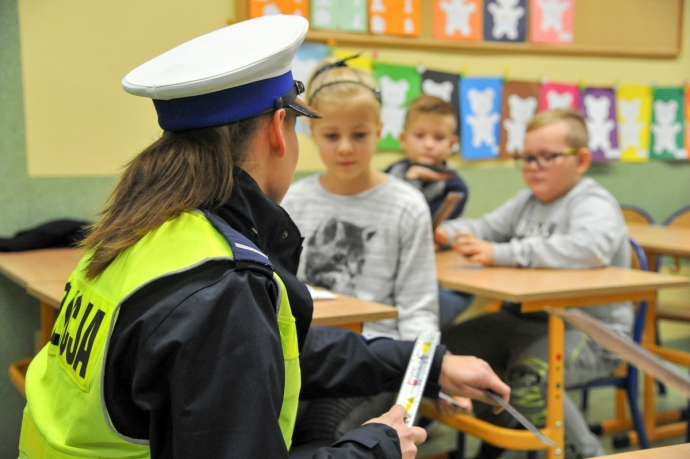 15/17 Policjanci rozdawali odblaski 