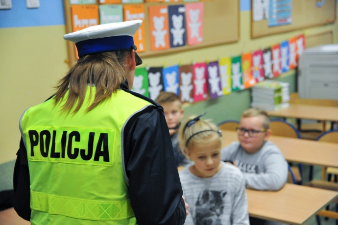 16/17 Policjanci rozdawali odblaski 