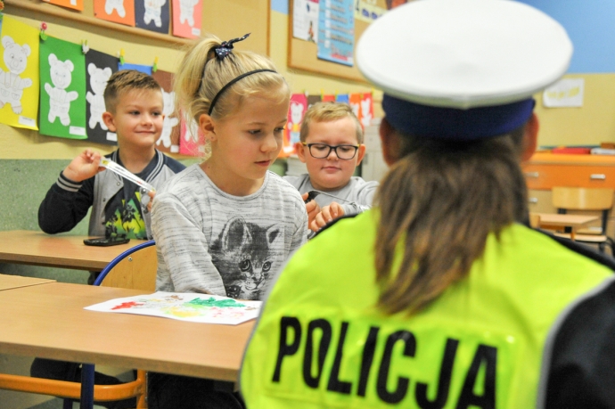 17/17 Policjanci rozdawali odblaski 