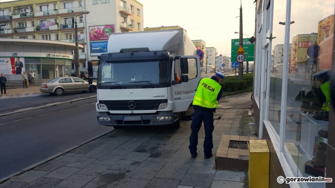 4/10 Pod ciężarówką zapadła się studzienka