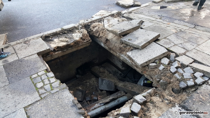 5/10 Pod ciężarówką zapadła się studzienka