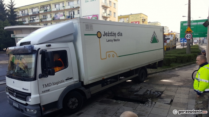 6/10 Pod ciężarówką zapadła się studzienka