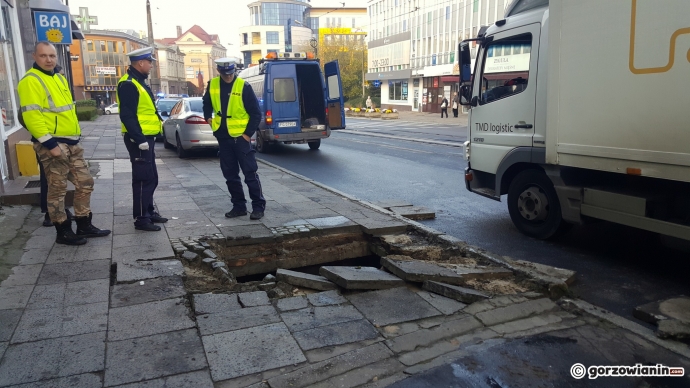 7/10 Pod ciężarówką zapadła się studzienka