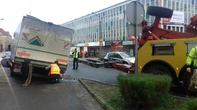 9/10 Pod ciężarówką zapadła się studzienka