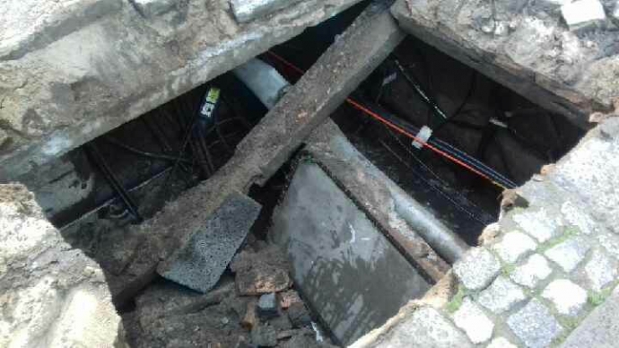 10/10 Pod ciężarówką zapadła się studzienka