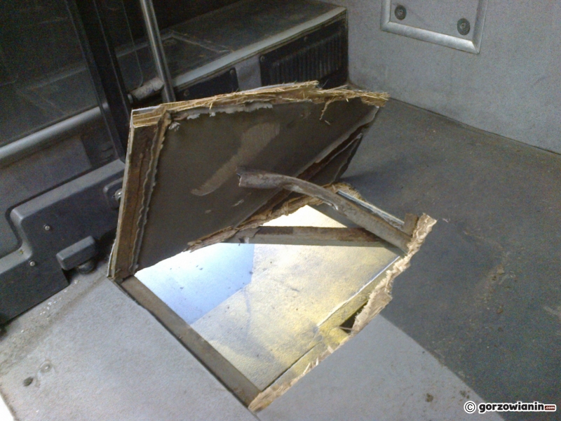 5/7 Zniszczony autobus T2