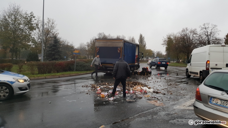 1/12 Piwo wypadło z ciężarówki na jezdnię